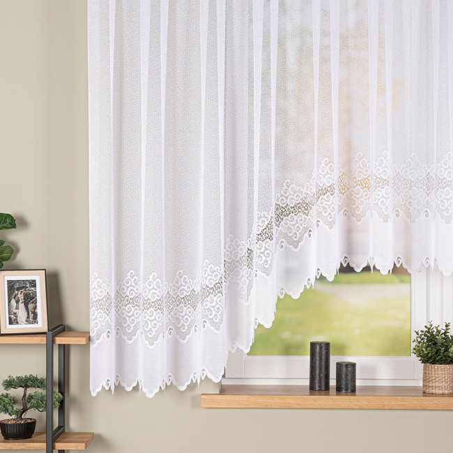 Firana gotowa MODESTA żakardowa, biała, 400x160 cm, zawieszona w oknie. Tkanina z delikatnym wzorem, struktura transparentna.