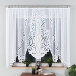 Firana gotowa POLA żakardowa, 300x160 cm, biała, zawieszona na karniszu. Z przodu widoczny bogaty wzór roślinny, materiał lekki i przezroczysty, idealny do wnętrz. Otoczenie: stół z roślinami doniczkowymi, zdjęcia na parapecie. Tło gładkie, jasne.
