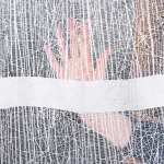 Firana żakardowa WIKTORIA w białym kolorze, rozmiar 200x250 cm, o delikatnym wzorze. Widoczna ręka z tyłu firany, kąt zbliżenia na materiał, lekko prześwitujący, wiszący na karniszu. Prosta struktura tła, wytłaczane detale.