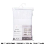 Firana WIKTORIA żakardowa, biała, 310x160 cm, w przezroczystym opakowaniu. Widoczny dekoracyjny wzór, tasiemka do zawieszenia. Umieszczona na prosto, z grafiką przedstawiającą aranżację na oknie. Tło białe, minimalistyczne.