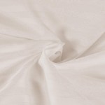 Pościel satyna bawełniana 180x200 w kolorze kremowym, o delikatnej fakturze w poziome paski. Złożona, ukazująca gładką powierzchnię. Widoczne subtelne odcienie w tkaninie, nadające elegancki charakter.