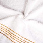 Komplet ręczników z bawełny w eco pudełku kolor biały z bordiurą w złote paski 500 g/m2 TIWANO 2 kpl.