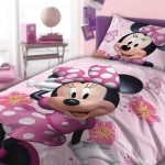 Pościel bawełniana dla dzieci 140x200 z wizerunkiem Myszki Minnie w różowym kolorze. Na poszewkach i kołdrze widoczne są duże, kolorowe wzory z postacią Myszki Minnie oraz kwiaty, na tle jasnoróżowym.