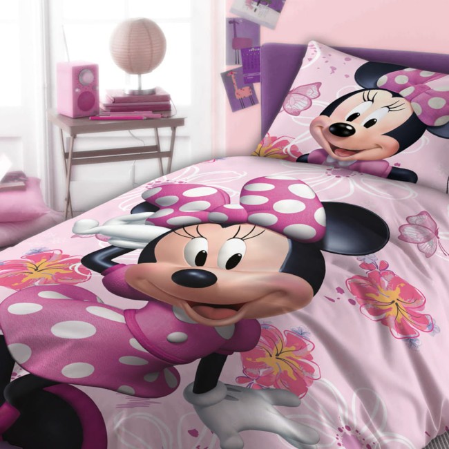 Pościel bawełniana dla dzieci 140x200 z wizerunkiem Myszki Minnie w różowym kolorze. Na poszewkach i kołdrze widoczne są duże, kolorowe wzory z postacią Myszki Minnie oraz kwiaty, na tle jasnoróżowym.