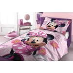 Pościel bawełniana 140x200 dla dzieci w różowym kolorze z motywem Myszki Minnie. Wzór z postacią Myszki, białe kropki na sukience, otoczenie kwiatów. Pościel ułożona na łóżku w pokoju dziewczynki, z poduszką i dekoracjami w tle.
