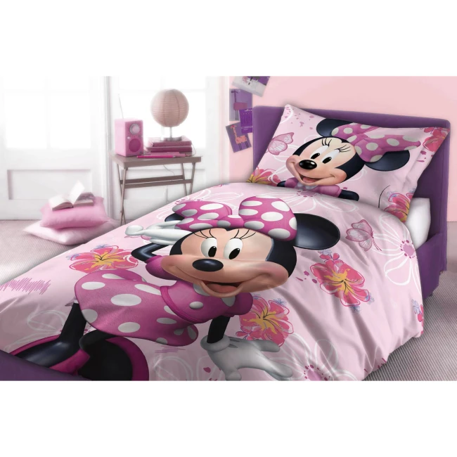 Pościel bawełniana 140x200 dla dzieci w różowym kolorze z motywem Myszki Minnie. Wzór z postacią Myszki, białe kropki na sukience, otoczenie kwiatów. Pościel ułożona na łóżku w pokoju dziewczynki, z poduszką i dekoracjami w tle.