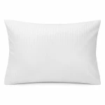 Pościel hotelowa bawełniana 220x200 z białymi pasami o szerokości 4 mm, z zakładką 30 cm. Złożona, z delikatną teksturą. Zdjęcie ukazuje ją frontalnie na jasnym tle.