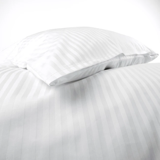 Pościel hotelowa bawełniana 160x200 w pasy 1 cm, biała, z zakładką 30 cm. Widok z góry, pokazujący złożone poszewki na poduszki na gładkim tle. Materiał o gładkiej fakturze, z subtelnym wzorem pasków, bez widocznych napisów czy logo.