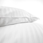 Pościel hotelowa bawełniana 160x200 cm w białe pasy 2 cm, złożona w prostokąt z poduszkami na górze. Widoczna faktura materiału, na białym tle, prezentująca elegancki i klasyczny styl. Zakładka poduszki wynosi 30 cm.