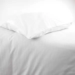 Pościel hotelowa bawełniana 160x200 w pasy 4-mm, biała na zakładkę 30 cm. Pościel leży płasko na jasnym tle, z poduszką w górnej części. Materiał ma delikatną fakturę z poziomymi paskami. Widoczna jest zakładka na 30 cm oraz zamek do zamykania.