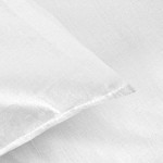 Bawełniana pościel hotelowa 160x200 w gładkim białym kolorze, prezentująca zakładkę 30 cm. Ułożona na płasko, z widocznymi, minimalistycznymi detalami. Tło jednolite, podkreślające teksturę materiału.