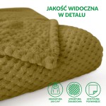 Koc żakardowy 150x200 w kolorze oliwkowym, z fakturą o delikatnych wypustkach. Leży na białym tle, z widocznym złożonym rogiem. Wymiary i miękki materiał podkreślają jego funkcjonalność jako dodatku do wnętrz.
