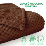 Koc żakardowy 150x200 w kolorze mlecznej czekolady, leżący na jasnym tle. Widać jego miłą, teksturowaną powierzchnię oraz staranne wykończenie brzegów. Rozmiar i faktura podkreślają jego elegancję i funkcjonalność.
