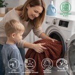 Koc żakardowy 150x200 cm w kolorze mlecznej czekolady, umieszczany w pralce. Widoczna kobieta i dziecko w trakcie składania koca. Tło to pralka oraz detergent. Koc ma teksturę i fakturę, idealny do codziennego użytku.