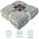 Koc mikrofibra 150x200 o fakturze pluszowej, w kolorze szarym z neonowymi kropkami w żółtym i zielonym, złożony i przewiązany zieloną wstążką. Widoczne logo na metce. W zdjęciu frontalne ujęcie bez dodatkowego tła.