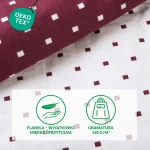Pościel flanelowa 220x200 cm z wzorem bordowych reniferów i kratki na białym tle. Materiał o miękkiej, teksturowanej fakturze, leżąca, z złożonym kocem oraz poszewkami widocznymi na górze. Idealna do sypialni w stylu skandynawskim.
