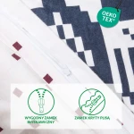 Pościel flanelowa 180x200 w bordowym kolorze, wzór w renifery i kratkę. Detal z zapięciem na zamek błyskawiczny, ukazany z bliska w pozycji leżącej. W dotyku miękka, wykonana z materiału flanelowego, idealna na zimowe noce.