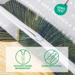Pościel flanelowa 220x200 Solenne Light szara z liśćmi miłorzębu, szczegóły zamka błyskawicznego na poszewce. Tło w odcieniach szarości z wzorem liści w kolorach zielonym i żółtym. Widok z góry na złożone elementy.
