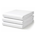 Prześcieradło bawełniane hotelowe, białe 220x240 cm, leżące na gładkiej powierzchni. Widoczne złożone elementy, w tym górna część wywinięta.