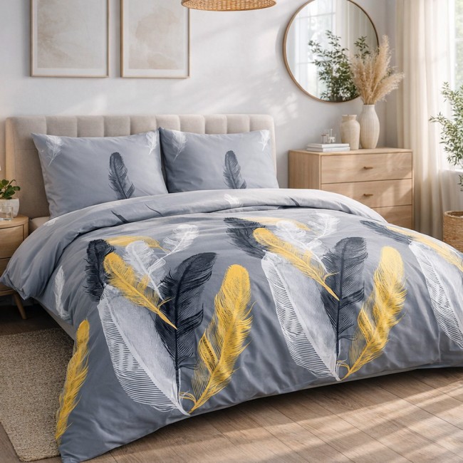  Delikatna, miękka pościel satynowa z 100% bawełny w rozmiarze 180x200 cm w piękny wzór białych, czarnych i złotych piór na ciemno szarym tle 