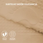 Dywanik łazienkowy 50x70 w kolorze cappuccino, leżący na płaskiej powierzchni. W widocznym obszarze wyraźny wzór w kształcie stóp oraz tekstura z wypukłymi kropeczkami. Materiał miękki, odpowiedni do użytku w łazience.
