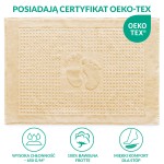 Dywanik łazienkowy 50x70 cm w kolorze kremowym, z wypukłym wzorem stóp na środku. Materiał tekstylny, z delikatną fakturą, leżący na białym tle. Zdobienia w postaci małych, regularnych kropek na całej powierzchni, rogami lekko zaokrąglony.