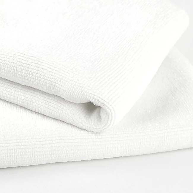 Ręcznik hotelowy AQUA 50x100 cm, gładki, biały, o gramaturze 400 g/m², składany w pół, z widoczną teksturą materiału. Idealny do użytku w hotelach i spa.