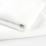 Biały ręcznik hotelowy AQUA o wymiarach 70x140 cm, gładki, wykonany z materiału o gramaturze 400 g/m². Widoczny złożony, z teksturą ułatwiającą wchłanianie wody.