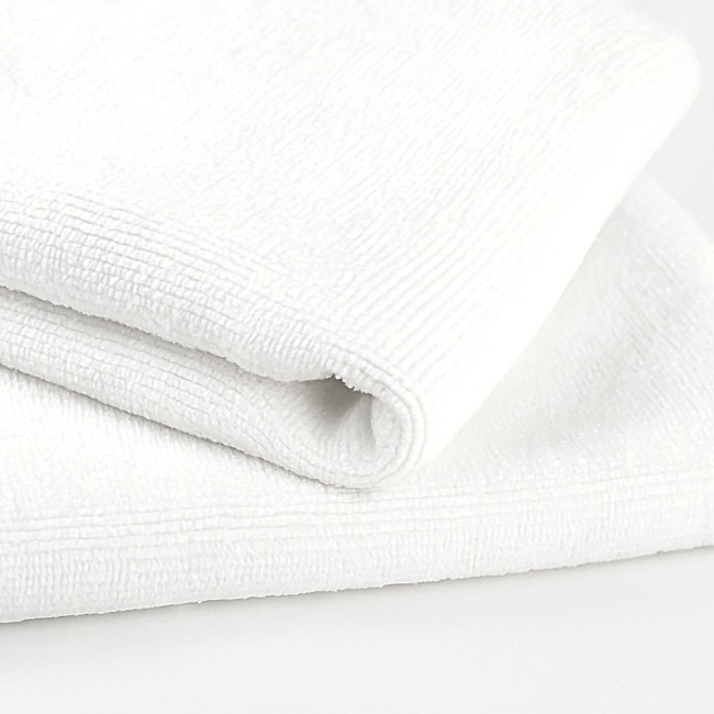 Biały ręcznik hotelowy AQUA o wymiarach 70x140 cm, gładki, wykonany z materiału o gramaturze 400 g/m². Widoczny złożony, z teksturą ułatwiającą wchłanianie wody.
