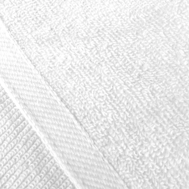 Biały ręcznik hotelowy AQUA o wymiarach 70x140 cm, wykonany z materiału o gęstości 400 g/m². Widoczny detal gładkiej faktury oraz brzeg z teksturowanym wykończeniem. Złożony w sposób pozwalający na ukazanie jego struktury.