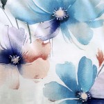 Pościel satynowa w kolorze białym z dużymi pastelowymi niebieskimi kwiatami. Wzór przedstawia delikatne kwiaty w odcieniach niebieskiego i różowego, z subtelnymi detalami, idealna do sypialni.