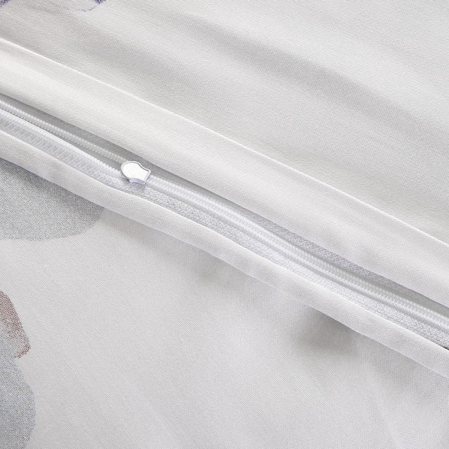 Pościel satyna bawełniana 180x200 w kolorze białym z dużymi pastelowymi niebieskimi kwiatami. Zamek błyskawiczny na poszewce, gładka tekstura materiału, idealna do sypialni.