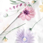 Pościel satynowa 180x200 cm w białym kolorze z pastelowymi, akwarelowymi kwiatami. Widoczne różowe i fioletowe kwiaty na tle jasnej tkaniny, z delikatnymi zielonymi łodygami. Pościel leży płasko, ukazując wzór.