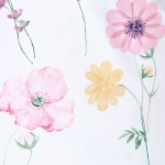 Pościel satyna bawełniana 220x200 Vellia w białym kolorze z pastelowymi akwarelowymi kwiatami, w tym różowymi makami i żółtymi stokrotkami, z delikatnymi zielonymi łodygami. Wzór na tle białym, idealny do sypialni.