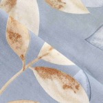 Pościel bawełniana 140x200 Sandleaf w odcieniach niebieskiego z beżowymi liśćmi. Materiał o gładkiej fakturze, z subtelnym wzorem roślinnym. Ułożona w zbliżeniu, pokazująca detale liści i kolory.