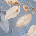 Pościel bawełniana 160x200 Sandleaf w kolorze niebieskim z beżowymi liśćmi. Wzór przedstawia delikatne liście na jednolitym tle, z subtelnymi odcieniami i teksturą materiału, idealna do sypialni.