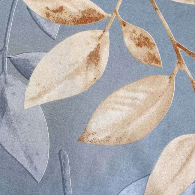 Pościel bawełniana 160x200 Sandleaf w kolorze niebieskim z beżowymi liśćmi. Wzór przedstawia delikatne liście na jednolitym tle, z subtelnymi odcieniami i teksturą materiału, idealna do sypialni.