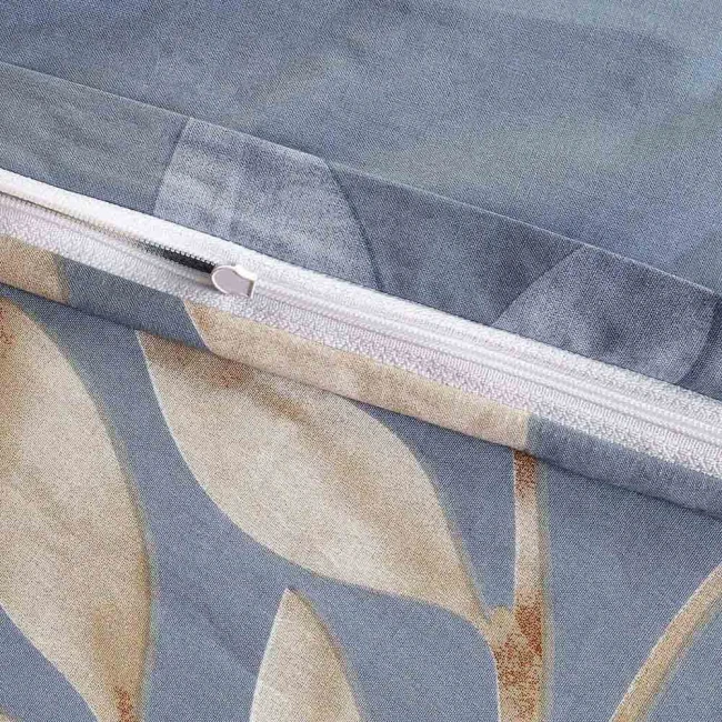 Pościel bawełniana 160x200 Sandleaf w niebieskim kolorze z beżowymi liśćmi. Zamek błyskawiczny ułatwiający zakładanie. Materiał gładki, z delikatnym wzorem roślinnym, doskonały do sypialni.