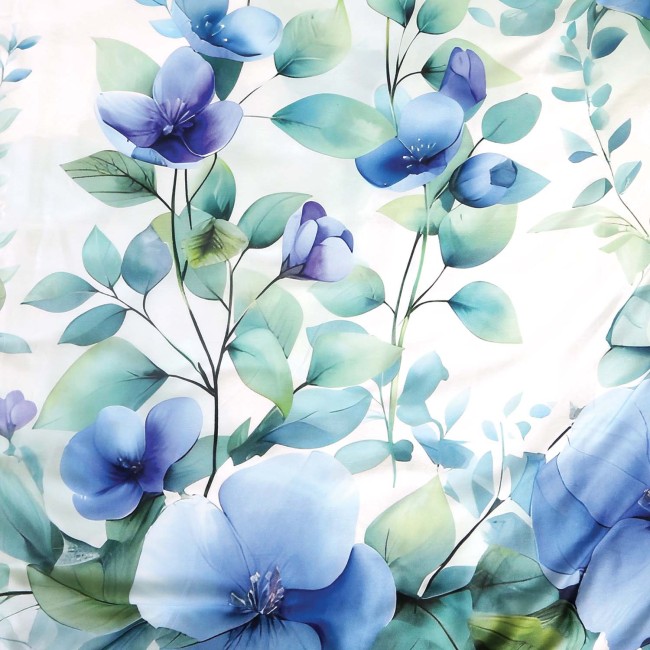 Pościel satyna bawełniana 140x200 w białym kolorze z niebieskimi kwiatami i zielonymi liśćmi, wykonana z materiału Premium. Wzór kwiatowy w pastelowych odcieniach na gładkim tle.