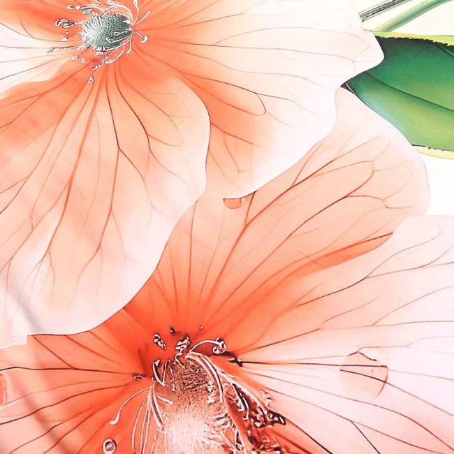Kremowa pościel satynowa 140x200 Camellia z pomarańczowymi kwiatami, zbliżenie na detale kwiatów z wyraźnymi żyłkami i kroplami wody. W tle widoczne zielone liście, faktura materiału gładka i błyszcząca.