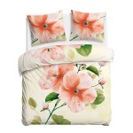 Pościel satyna bawełniana 160x200 Camellia w kremowym kolorze z pomarańczowymi kwiatami. Widok z góry, poszewki na poduszki z kwiatowym wzorem, delikatne liście w tle, gładka faktura materiału, elegancka aranżacja.