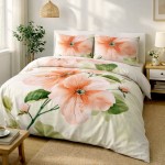 Pościel satyna bawełniana 180x200 Camellia w kremowym kolorze z pomarańczowymi kwiatami, widoczna w aranżacji na łóżku z poduszkami. Kwiaty i liście w pastelowych odcieniach, z delikatnym połyskiem materiału. Tło neutralne, jasne, w stylowym wnętrzu.