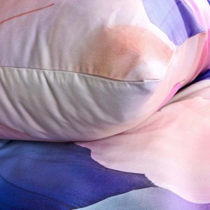 Pościel satyna bawełniana 140x200 Aurora biała i niebieska w pastelowe różowe kwiaty, Satynlove Premium