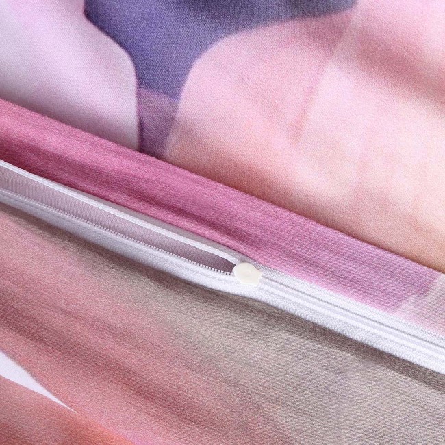 Pościel satynowa 140x200 w białym kolorze z niebieskimi i różowymi pastelowymi kwiatami. Widoczny zamek błyskawiczny na poszewce, delikatna tekstura materiału, idealna do stylizacji sypialni.