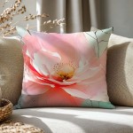 Poszewka dekoracyjna 40x40 cm w satynowym materiale, szara i zielona z nadrukiem różowych kwiatów. Zbliżenie na kwiat, położona na jasnej kanapie, w naturalnym świetle. Idealna do aranżacji wnętrz.