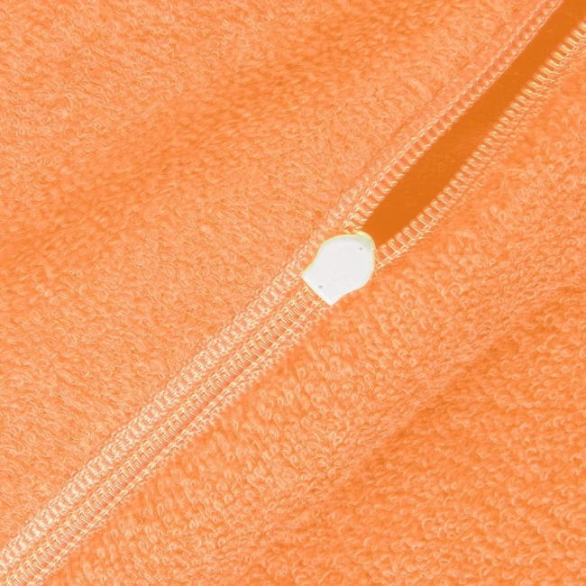 Pościel frotte w kolorze pomarańczowym, łososiowym, z widocznym zamkiem błyskawicznym. Materiał o teksturowanej powierzchni, idealny do komfortowego użytkowania. Zbliżenie na detal zamka, ukazujące jego biały suwak na tle tkaniny.