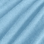 Pościel frotte w kolorze błękitnym, w składzie 200x220 cm oraz dwa poszewki 80x80 cm. Materiał o miękkiej, teksturowanej powierzchni, ukazany w zbliżeniu, podkreślający jego strukturę.