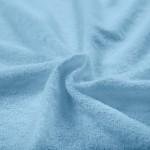 Pościel frotte w kolorze błękitnym, składająca się z poszwy o wymiarach 200x220 cm oraz dwóch poszewek 80x80 cm. Materiał o teksturowanej powierzchni, zbliżenie na miękką strukturę tkaniny.