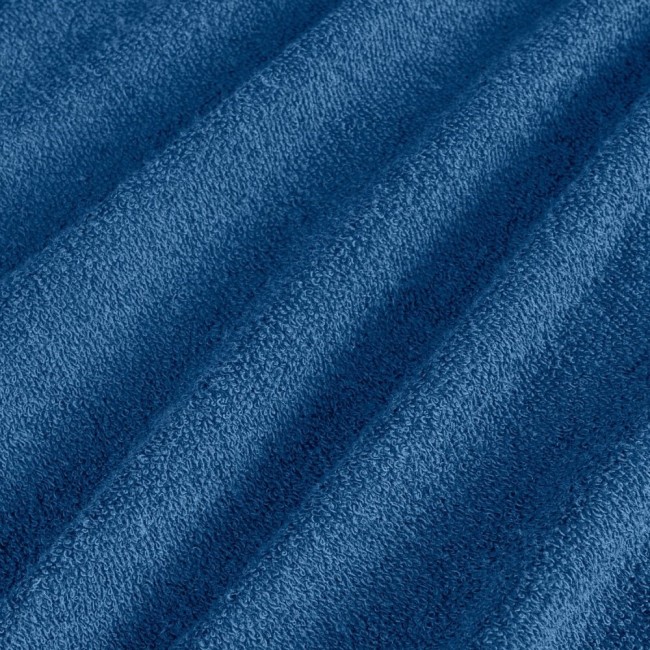 Pościel frotte w kolorze chaber, w skład której wchodzi poszwa o wymiarach 200x220 cm oraz dwa poszewki 80x80 cm. Materiał o teksturze pętelkowej, zapewniający miękkość i komfort. Ułożona w przeplatane fałdy.