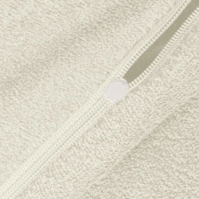 Pościel frotte w kolorze ecru, rozmiar 200x220 cm, z zamkiem błyskawicznym. Widoczny fragment materiału o teksturze pętelkowej, z białym suwakiem. Idealna do sypialni, zapewniająca komfort i przytulność.